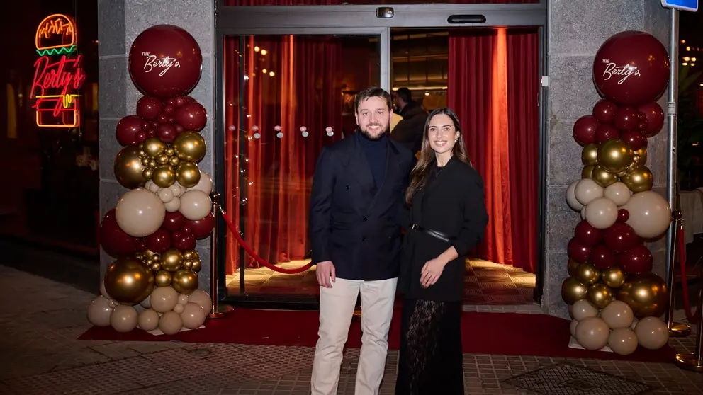 Lucía Álvarez Alonso 
Y Alberto García Fernández, dueños fundadores de Berty's durante la inauguración de su nuevo local en Pamplona. PABLO LASAOSA