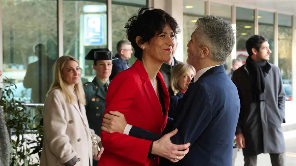 PAMPLONA, 28/02/2025.- El Ministro de Interior fernando Grande-Marlaska (d) ha participado este viernes en Paplona en el Foro Ser-Navarra, acompañado por la Ministra de Inclusión, Seguridad Social y Migraciones de España Elma Saiz (i) y otras autoridades del Gobierno de Navarra y representantes policiales y militares. EFE/Iñaki Porto