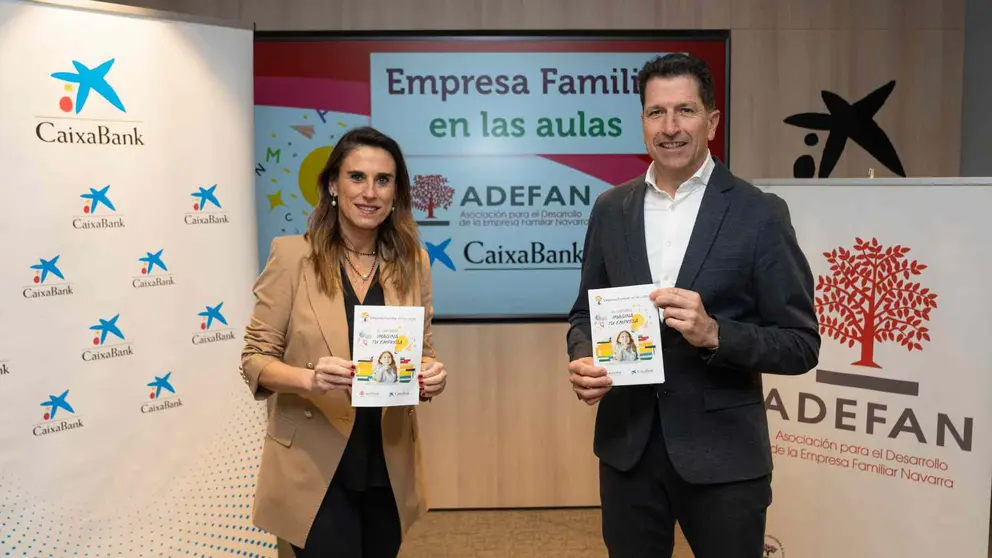 El presidente de ADEFAN, Iñaki Ecay y la directora territorial Ebro (Navarra, Aragón y La Rioja) de CaixaBank, Isabel Moreno. ADEFAN