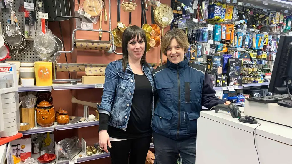 Arantxa Pérez de Larraya y Paola Azcona en la ferretería Jesús Pérez de Larraya en Sangüesa. Navarra.com