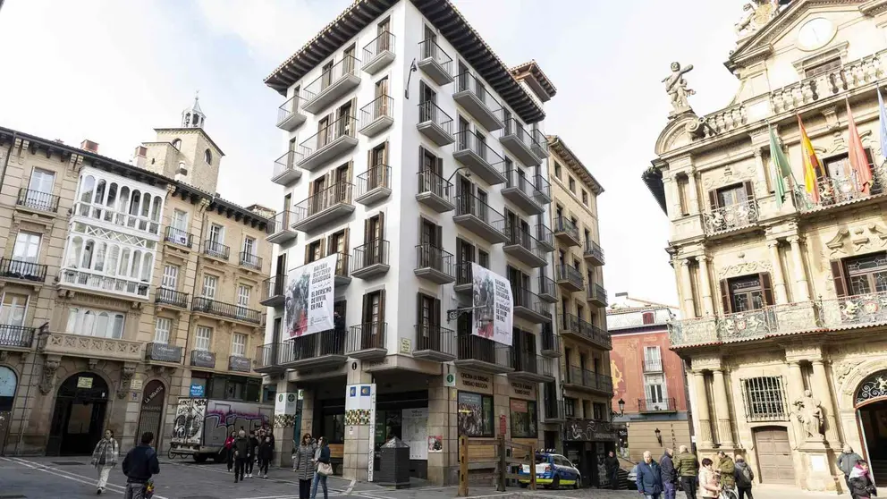 Pancartas colocadas en Casa Seminario en apoyo a Palestina. AYUNTAMIENTO DE PAMPLONA