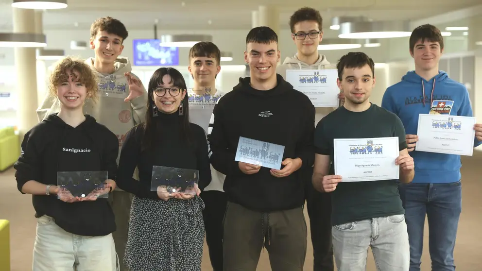 Julio Peña (IES Ibaialde), Leyre Andión (Colegio FEC Vedruna) y Alex Castro
(Colegio San Francisco Javier de Tudela), ganadores de la Olimpiada de Filosofía
de Navarra.