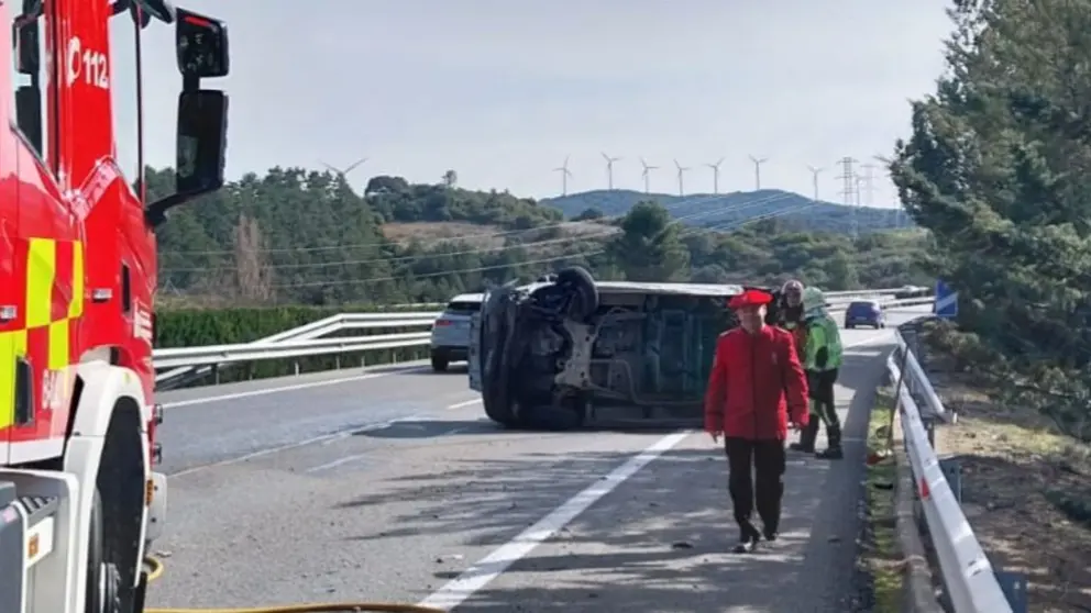 La furgoneta que ha volcado en Pueyo en la AP-15. CEDIDA