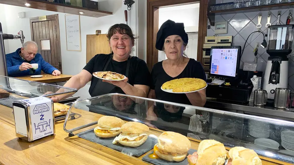 Elena Malaguilla Rodríguez y Carmen Moreno Espada en el bar Getzenea. Navarra.com