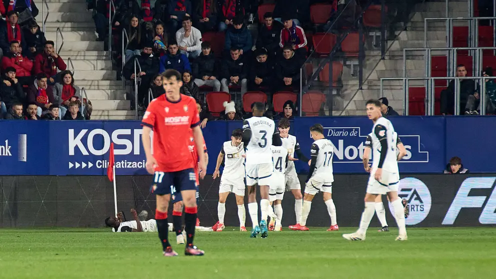 Los jugadores del Valencia CF celebran el gol de Umar Sadiq (1-2) durante el partido de La Liga EA Sports entre CA Osasuna y Valencia CF disputado en el estadio de El Sadar en Pamplona. IÑIGO ALZUGARAY