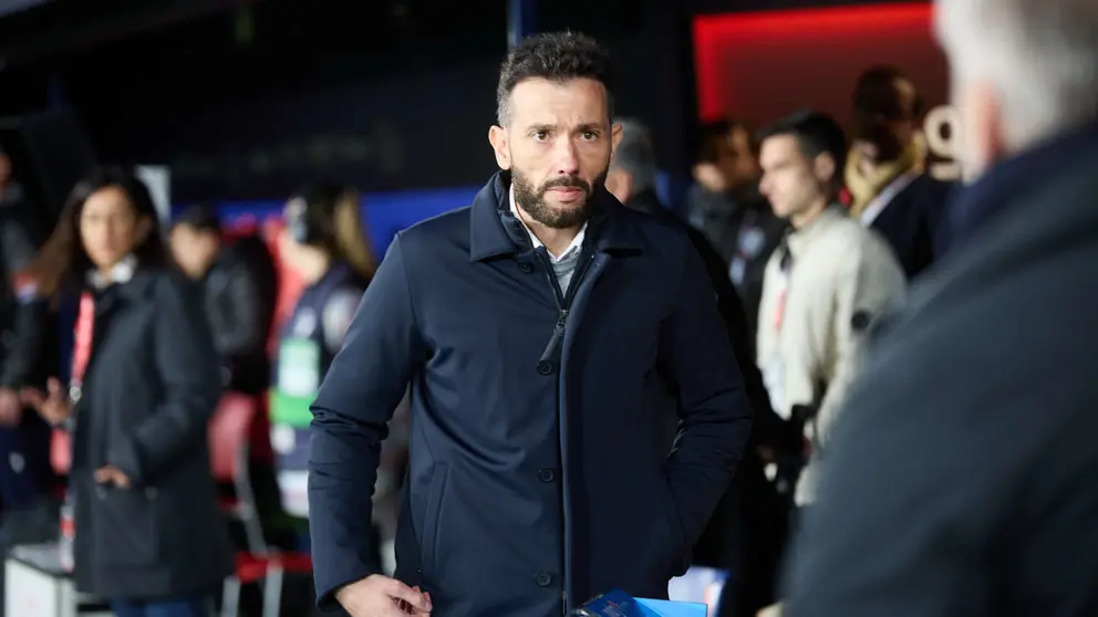 Carlos Corberán (entrenador Valencia CF) durante el partido de La Liga EA Sports entre CA Osasuna y Valencia CF disputado en el estadio de El Sadar en Pamplona. IÑIGO ALZUGARAY