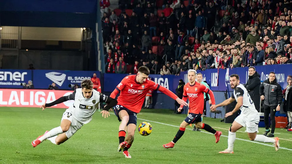 Iván Jaime (17. Valencia CF), Abel Bretones (23. CA Osasuna), Bryan Zaragoza (19. CA Osasuna) y Luis Rioja (22. Valencia CF) durante el partido de La Liga EA Sports entre CA Osasuna y Valencia CF disputado en el estadio de El Sadar en Pamplona. IÑIGO ALZUGARAY