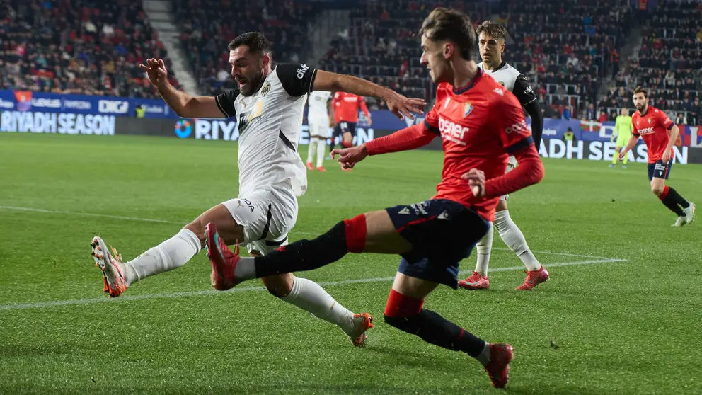 Luis Rioja (22. Valencia CF) y Aimar Oroz (10. CA Osasuna) durante el partido de La Liga EA Sports entre CA Osasuna y Valencia CF disputado en el estadio de El Sadar en Pamplona. IÑIGO ALZUGARAY