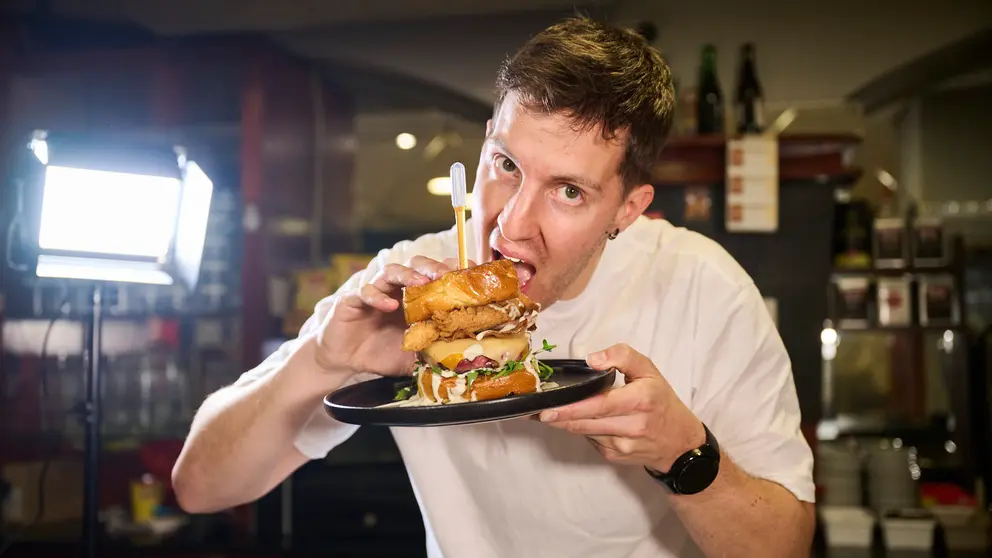 Fermín Iriarte, de Gastro Okei Errialde, durante la segunda edición de Ultimate Cheat Burger, concurso de hamburguesas creativas. PABLO LASAOSA