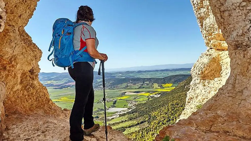 Una excursionista en el Ojo de San Prudencio. TURISMO DE NAVARRA