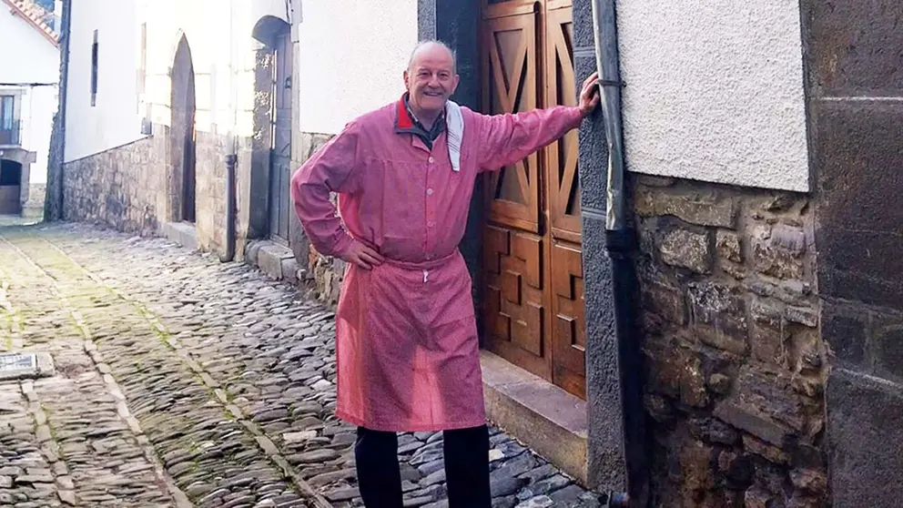 José Javier Sagardoy con su mandarra de carnicero en Ochagavía. Gremio Carniceros de Navarra.