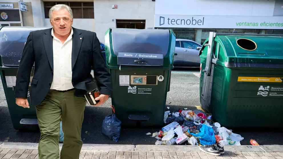 Bolsas y basura en el exterior de los contenedores de apertura con tarjeta en la calle Julián Gayarre de Pamplona. IÑIGO ALZUGARAY