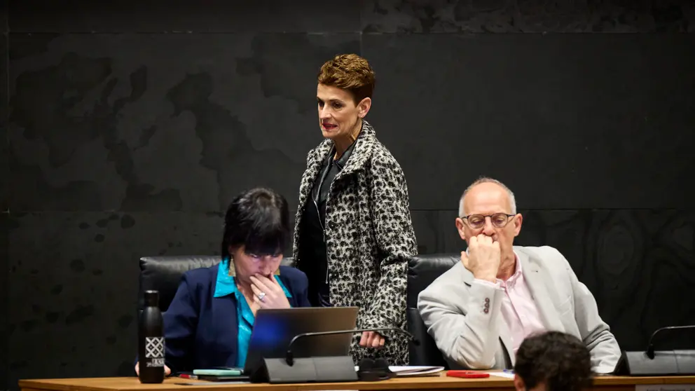 La presidenta del Gobierno María Chivite en su llegada al pleno del Parlamento. PABLO LASAOSA