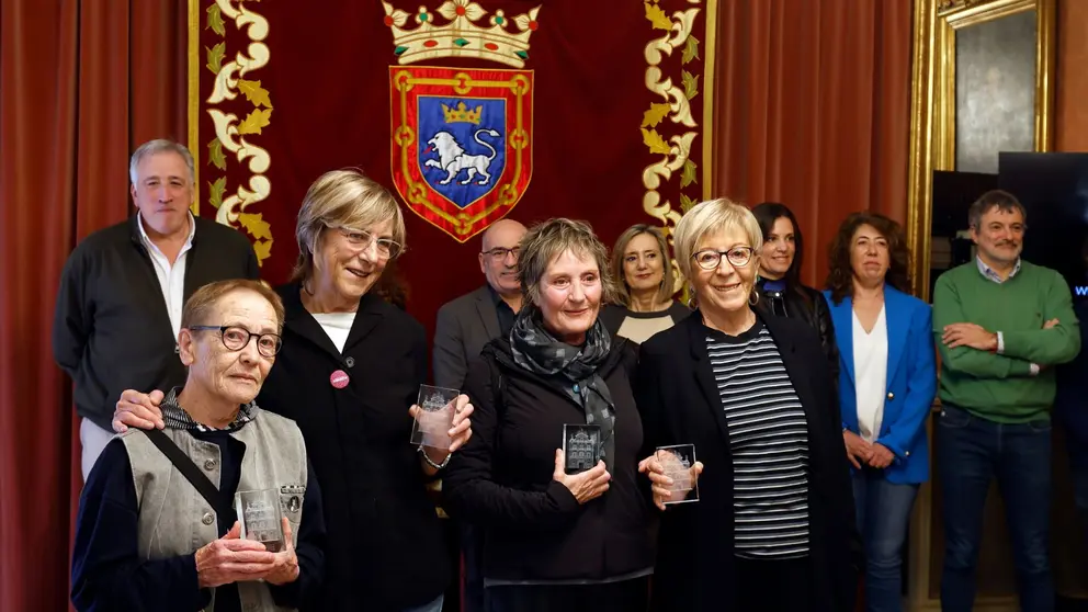 El alcalde de Pamplona, Joseba Asiron, junto a otros miembros de la Corporación municipal recibe este jueves a Elena San Julián (i), Jone Lajos, Blanca Fernández y Julia Martínez, fundadoras y gestoras del Centro de Documentación Biblioteca de Mujeres – Silvia Fernández Viguera por su 40 aniversario, entidad de Fundación IPES especializada en mujeres, género y feminismo.EFE/ Jesús Diges