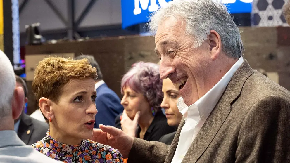 ELa presidenta de Navarra, María Chivite, conversa con el alcalde de Pamplona, Joseba Asiron (2d), en su visita al stand de Navarra, de la Feria Internacional de Turismo, Fitur, este viernes. EFE/Fernando Villar