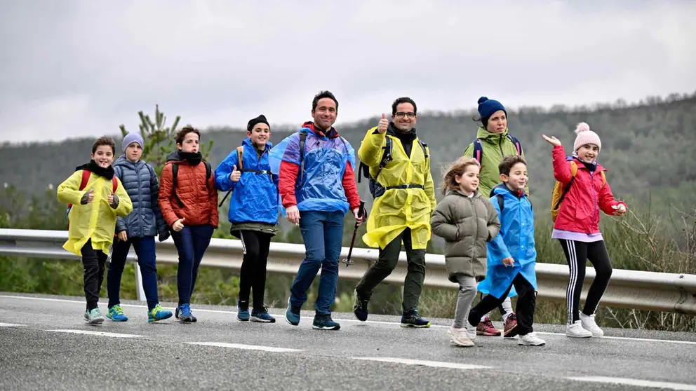 Un grupo de peregrinos camino de Javier en esta jornada. PABLO LASAOSA