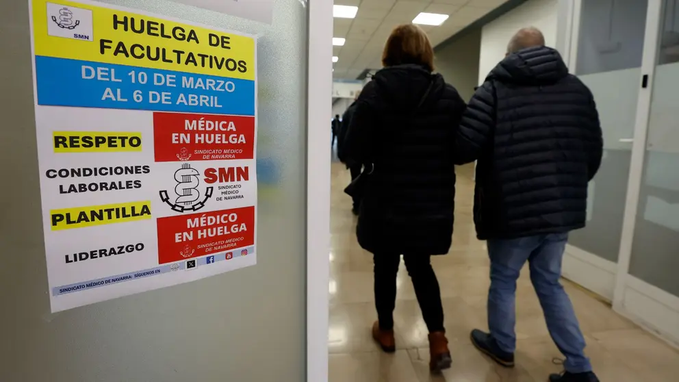 Los médicos navarros están llamados este lunes, y durante el próximo mes hasta el 6 de abril, a la huelga por el Sindicato Médico de Navarra (SMN) que ha decidido reactivar la convocatoria de huelga "discontinua". EFE / JESÚS DIGES