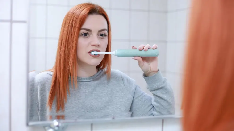 Imagen de archivo de una mujer joven cepillándose los dientes. CEDIDA