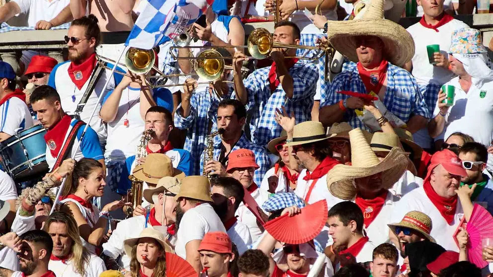 La Peña Los del Bronce, en los tendidos de la plaza de Toros de Pamplona durante la sexta corrida de la Feria del Toro de San Fermín 2024. IÑIGO ALZUGARAY