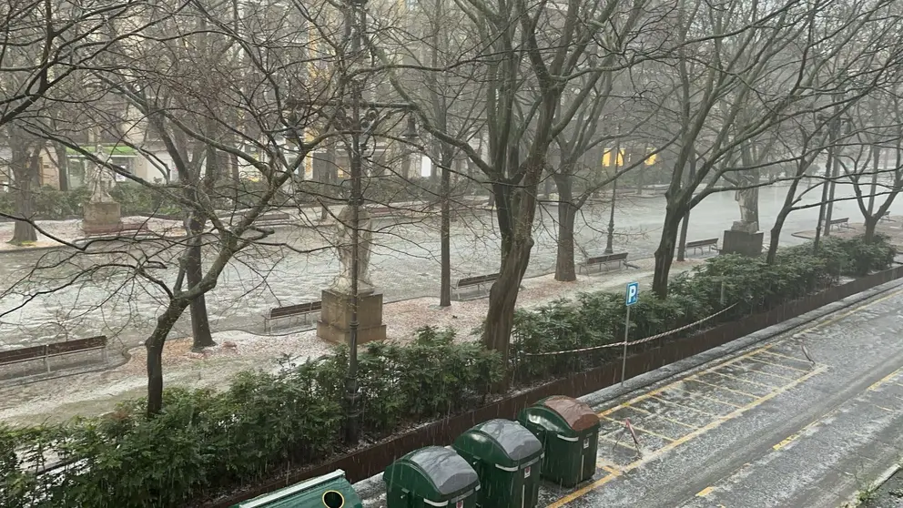 Imagen de cómo ha quedado el Paseo Sarasate tras la granizada. NAVARRA.COM