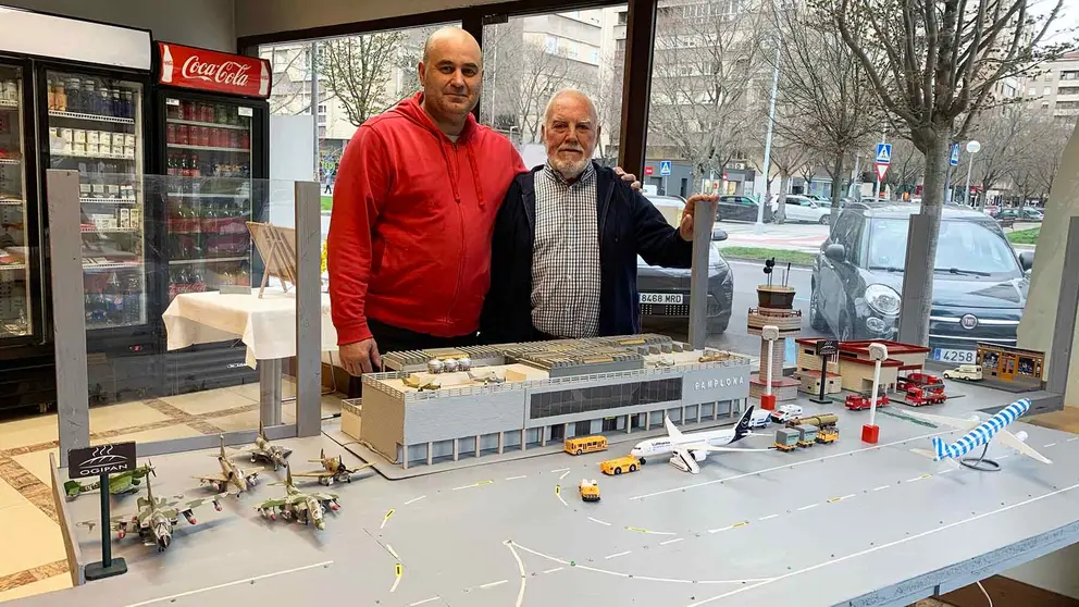 Paco Montesinos y Ubaldo Marcos detrás de la maqueta del aeropuerto de Noáin. Navarra.com