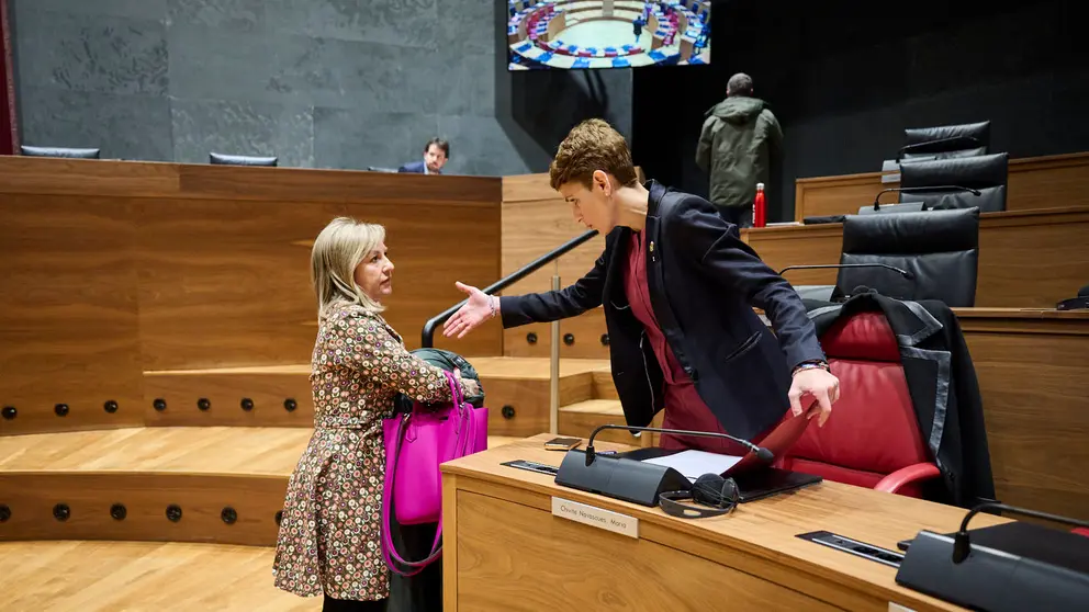 La presidenta María Chivite junto a la consejera de Interior Amparo López minutos antes de comenzar el pleno del Parlamento. PABLO LASAOSA