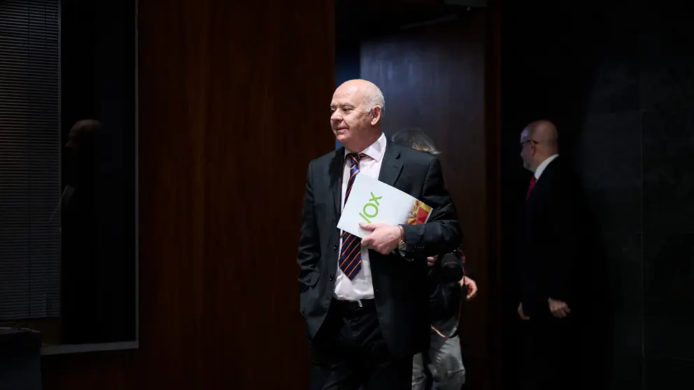 El parlamentario Emilio Jiménez de VOX minutos antes de comenzar el pleno del Parlamento. PABLO LASAOSA