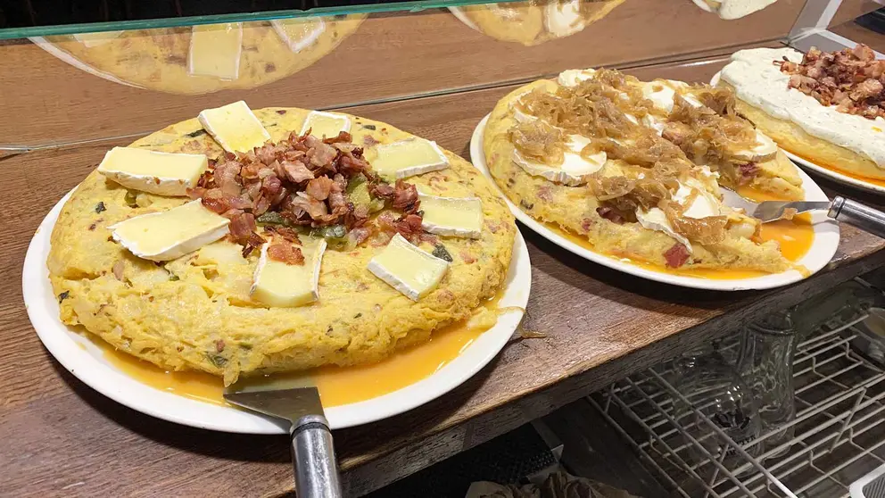 Tortillas de patata preparadas en la barra del bar Aitzane de Pamplona. Navarra.com