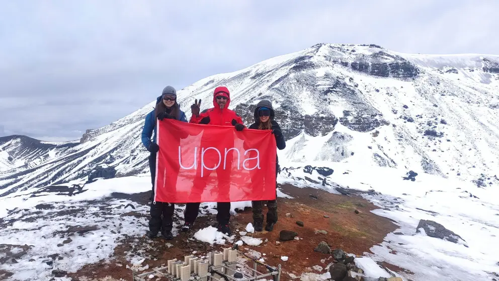 El equipo de la UPNA que ha participado en la expedición, junto al generador termoeléctrico. De izda. a dcha., Nerea Pascual, David Astrain y Patricia Alegría. CEDIDA