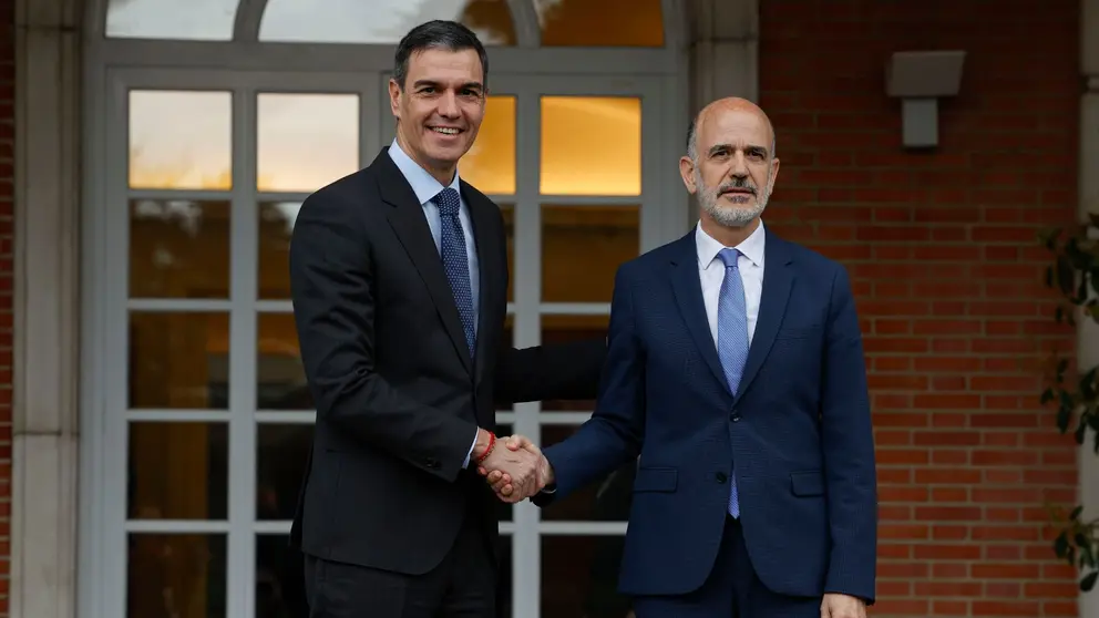 El presidente del Gobierno, Pedro Sánchez (i), se reúne con el diputado Alberto Catalán, de UPN, este jueves, en el Palacio de la Moncloa, en Madrid. EFE/ J.J. Guillén