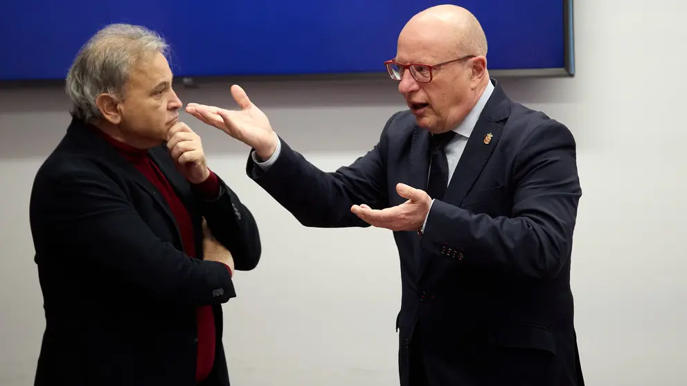 El consejero de educación, Carlos Gimeno, informa en comisión parlamentaria sobre la situación de las aulas de 2 años en centros públicos de educación infantil y primaria de la Comunidad Foral de Navarra. IÑIGO ALZUGARAY