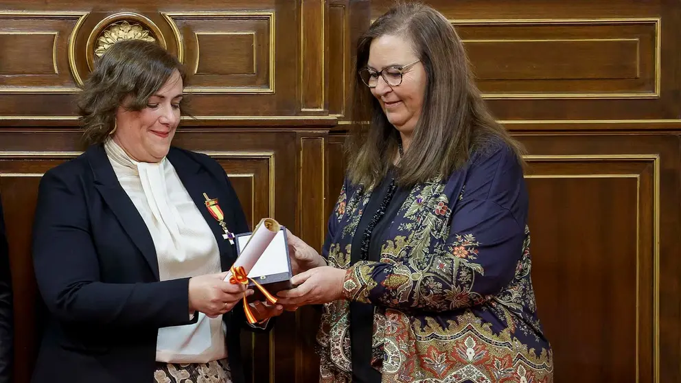 La presidenta de la Asociación de Víctimas de Terrorismo, Maite Araluce (d), entrega una de las Medallas de Honor "Cruz de la Dignidad" la alcaldesa de Estella, Marta Ruiz de Alda (c), durante el acto  "La dignidad de las víctimas del terrorismo: un compromiso de memoria y justicia", este viernes en el Senado.EFE/Zipi