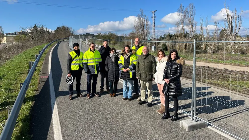 Imagen de la visita al inicio de las obras en el carril bici que unirá Cizur Menor y Pamplona. GOBIERNO DE NAVARRA.