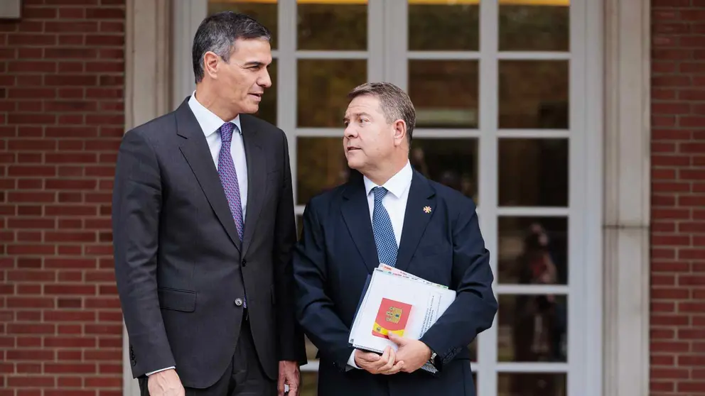 El presidente del Gobierno, Pedro Sánchez , durante su reunión con el presidente de Castilla-La Mancha, Emiliano Garcí­a-Page, en La Moncloa. EUROPA PRESS