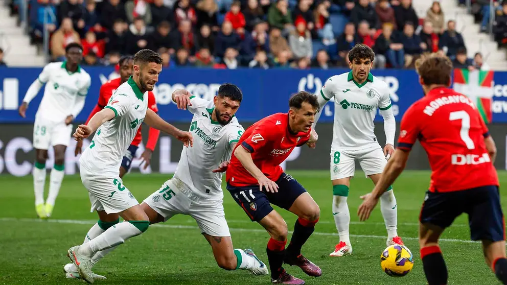 Ante Budimir pelea con la defensa del Getafe en El Sadar. EFE/Villar Lopez