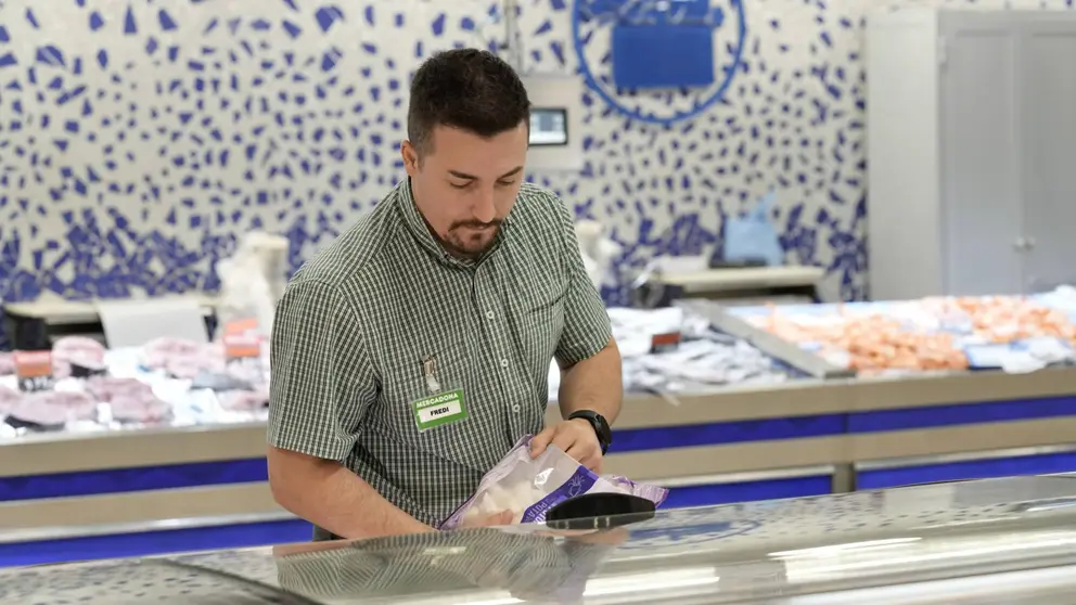 Un trabajador en una tienda de Mercadona.