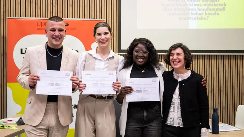 Equipo ganador de la Liga de Debate Universitario. De izda. a dcha., Fermín Pascual, Paula Calvo, Oumy Samb Diagne y Gurutze Pérez Artieda (directora del área de Cultura y Divulgación de la UPNA). CEDIDA