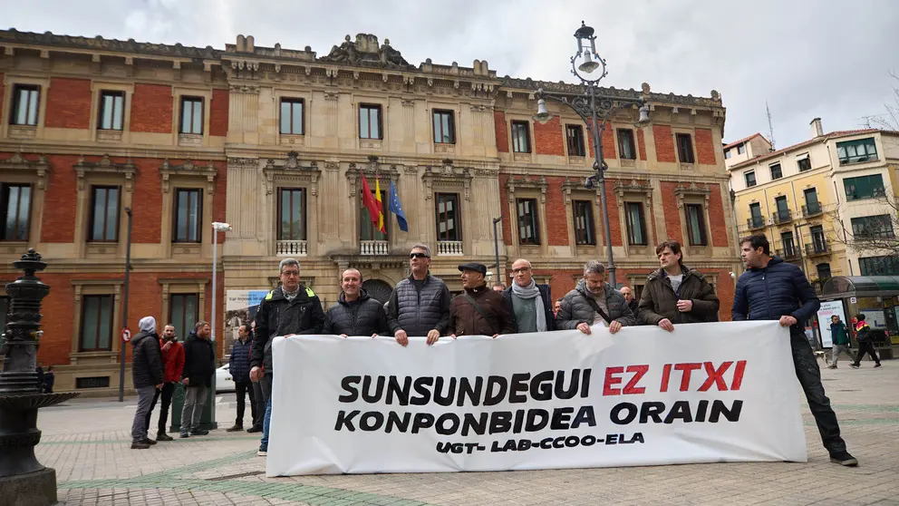 El comité de empresa de Sunsundegui se concentra frente al Parlamento de Navarra con el lema 'Sunsundegui ez itxi. Necesitamos un proyecto industrial que garantice el empleo en Alsasua'. IÑIGO ALZUGARAY