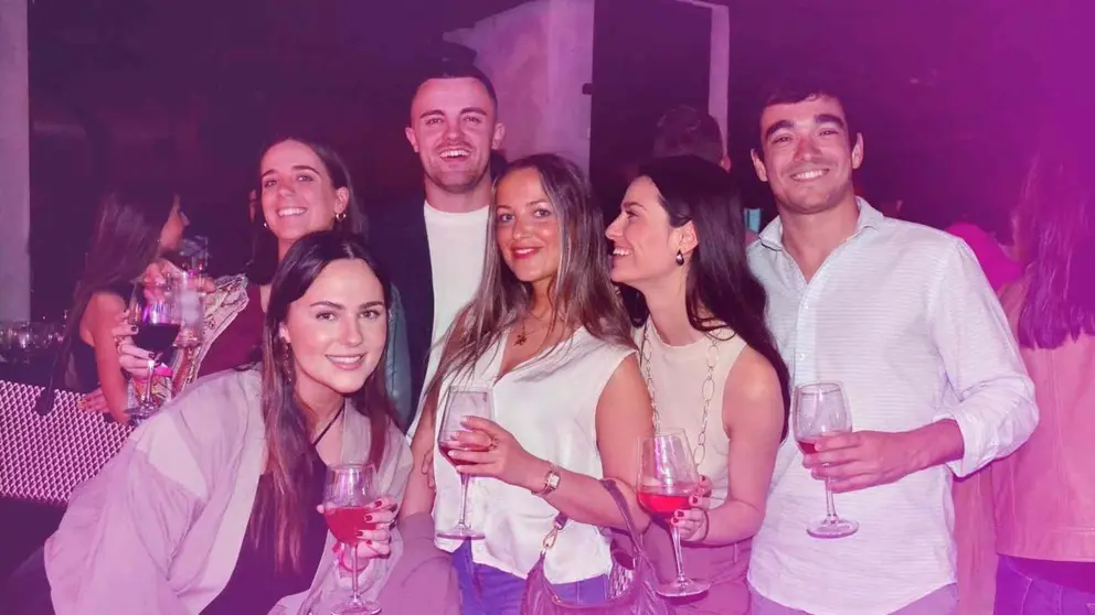 Jóvenes tomando vino rosado de la D.O. Navarra en el "roseteo" de Málaga. D.O. NAVARRA