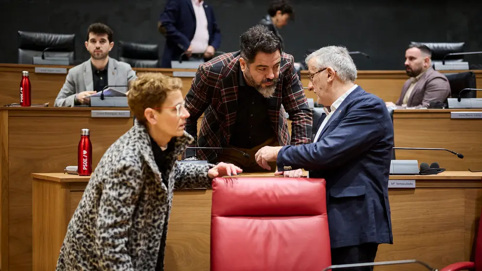 Ramón Alzórriz habla con Félix Taberna, viceprensidente de Gobierno minutos antes de comenzar el pleno del Parlamento. PABLO LASAOSA