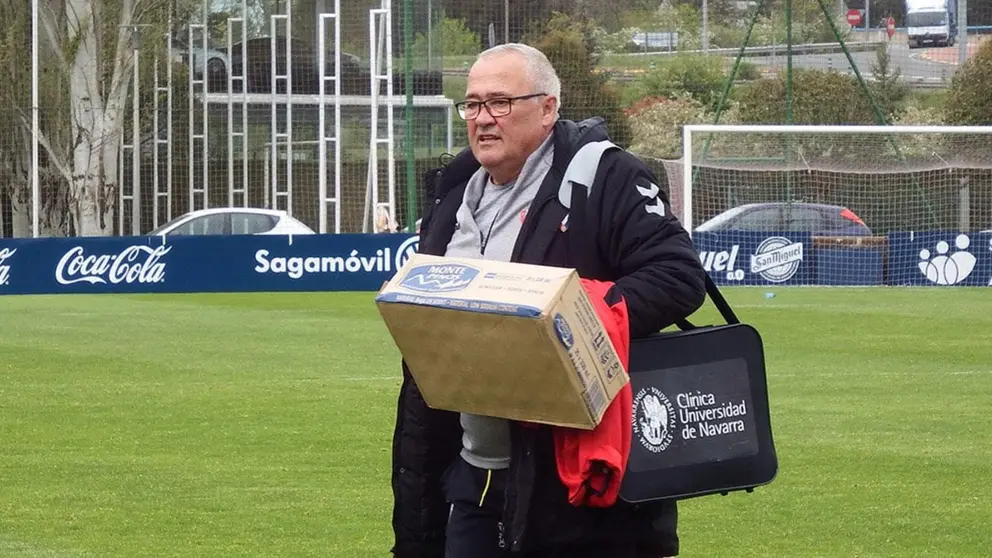 Pedro del Villar, fisio de Osasuna, durante su época de trabajo en Tajonar antes de su jubilación en el club rojillo, en 2010. ARCHIVO