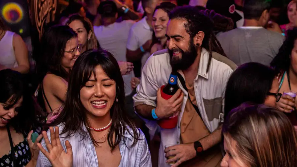 Jóvenes divirtiéndose y bailando en un bar. ABSTRAL OFFICIAL / UNSPLASH