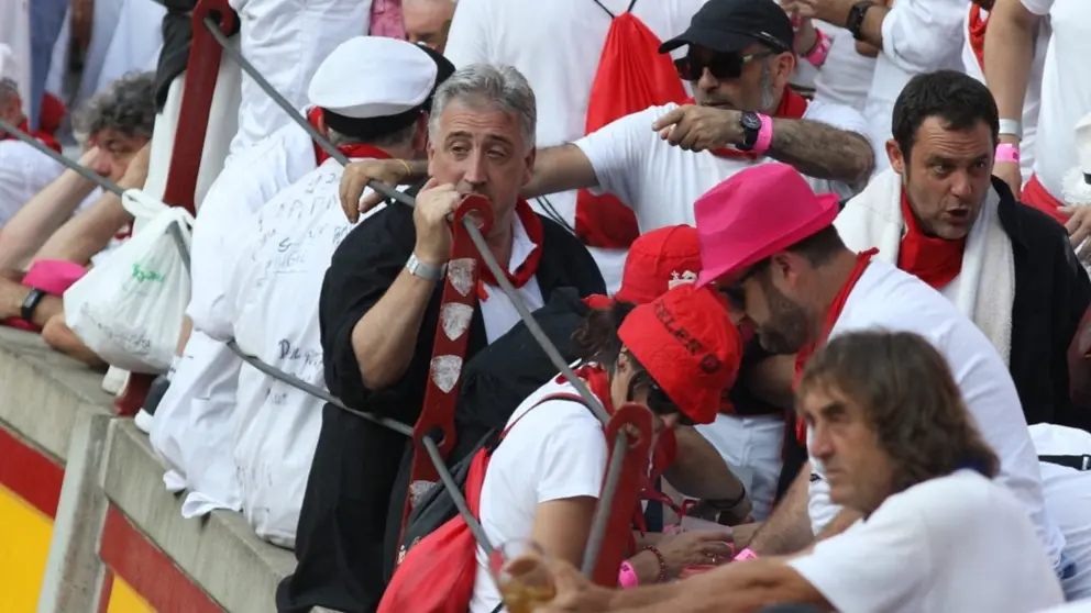 Joseba Asirón, actual alcalde de Pamplona, disfruta en la contrabarrera del tendido 7 durante una corrida reciente de la Feria del Toro de Pamplona IÑIGO ALZUGARAY