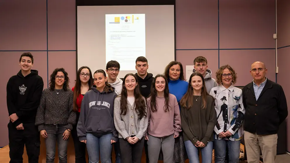 Alumnado participante en la Olimpiada, junto al profesorado, en la UPNA. CEDIDA