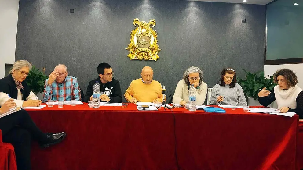 Pleno del Concejo de Artica, con su presidente Antonio Novoa en el centro, y la concejante del PP, Cristina Recalde a la derecha. CEDIDA