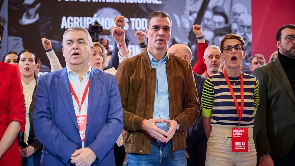 El presidente del Gobierno de España, Pedro Sánchez, junto a María Chivite y Santos Cerdán clausura del 13 COngreso Regional del PSN. PABLO LASAOSA