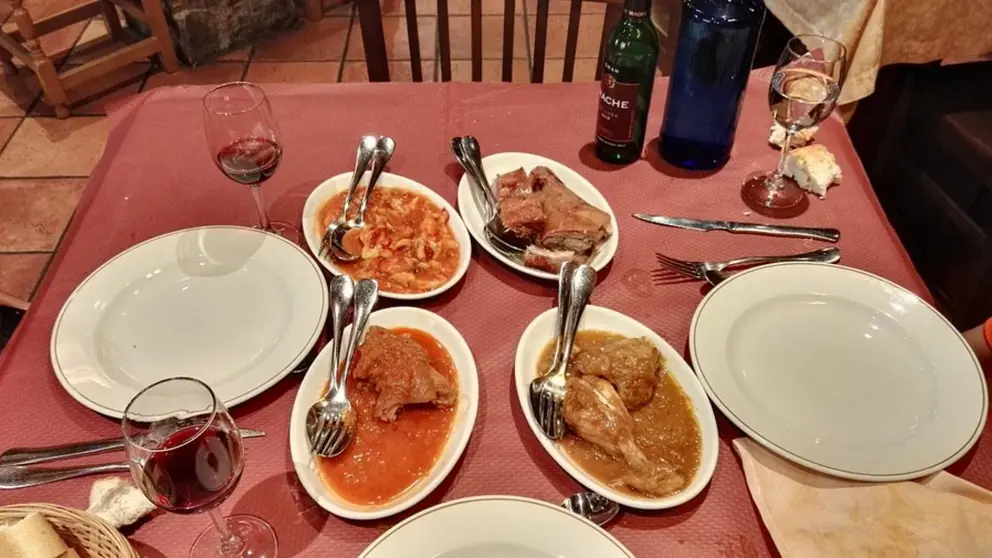 Una mesa con los platos preparados en Casa Faustina, en Baríndano.