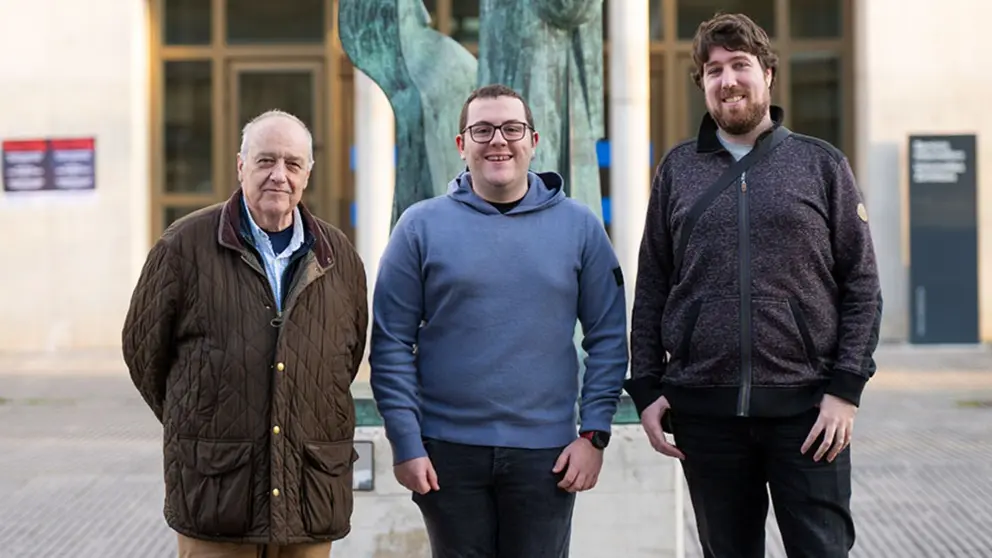 De izda. a dcha., el presidente de la Asociación de Belenistas de Pamplona, Pedro Javier Martínez; el autor del trabajo, Rubén Etxarri; y el profesor Ugaitz Amozarrain, en la UPNA. UNIVERSIDAD PÚBLICA DE NAVARRA