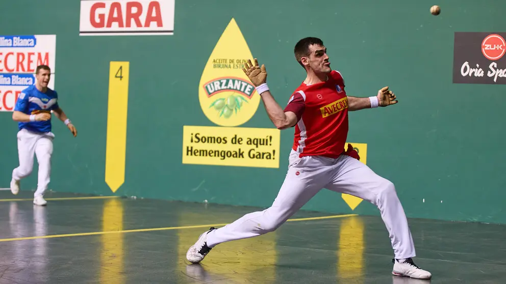Joseba Ezkurdia y Beñat Rezusta han vencido a Iñaki Artola y Jon Mariezkurrena (22-20) en la final del Campeonato de Parejas de pelota mano disputada en el frontón del Navarra Arena de Pamplona. IÑIGO ALZUGARAY