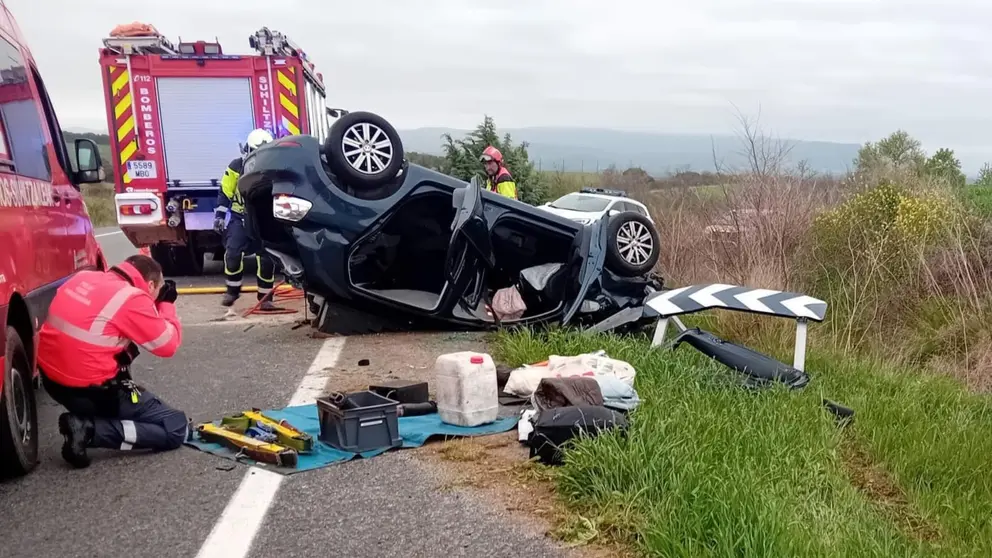 La Policía Foral y los bomberos intervienen en un accidente con una mujer fallecida en Lerín.